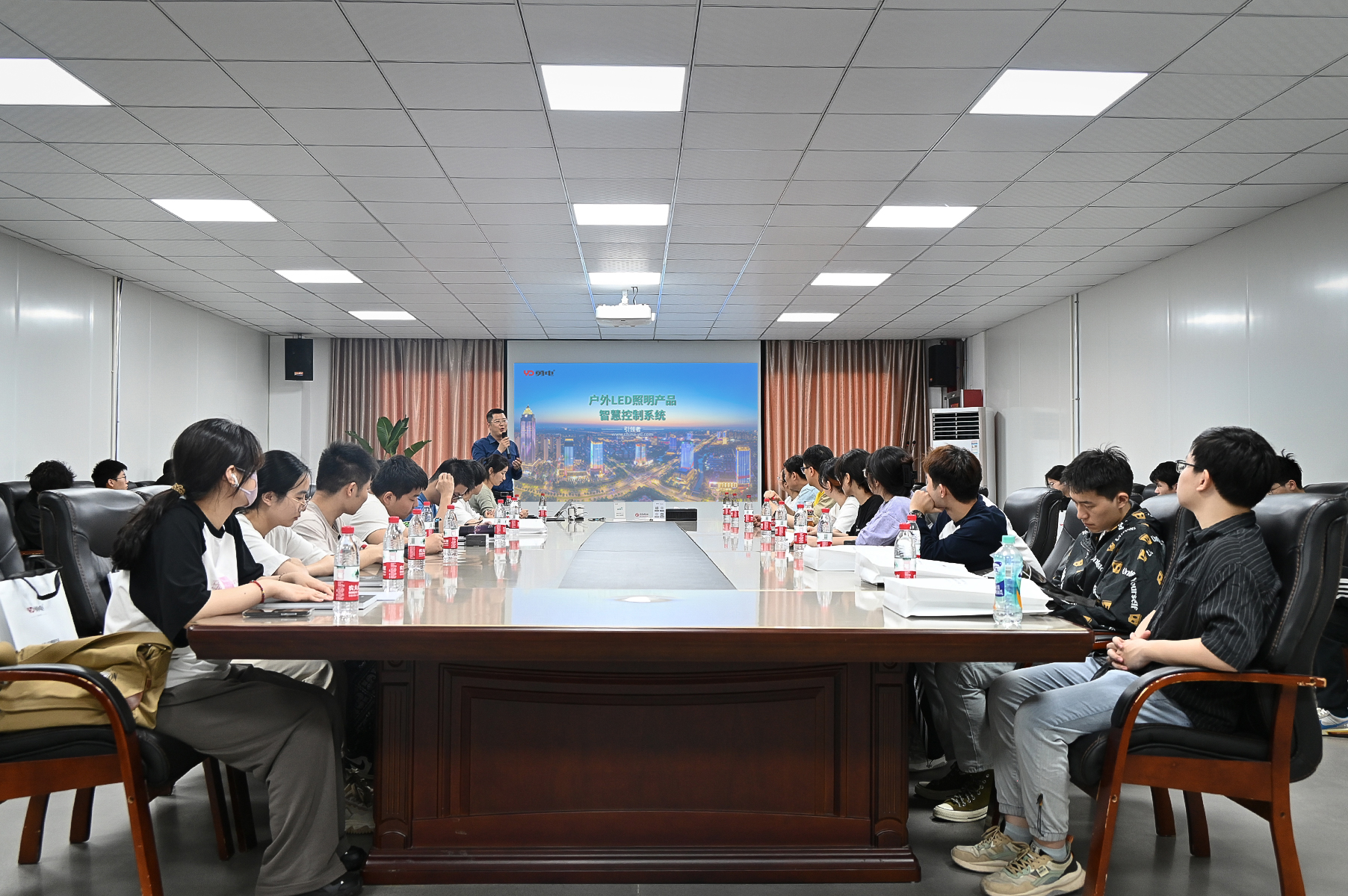 浙江理工大學(xué)學(xué)子走進(jìn)勇電，探索智慧光影科技