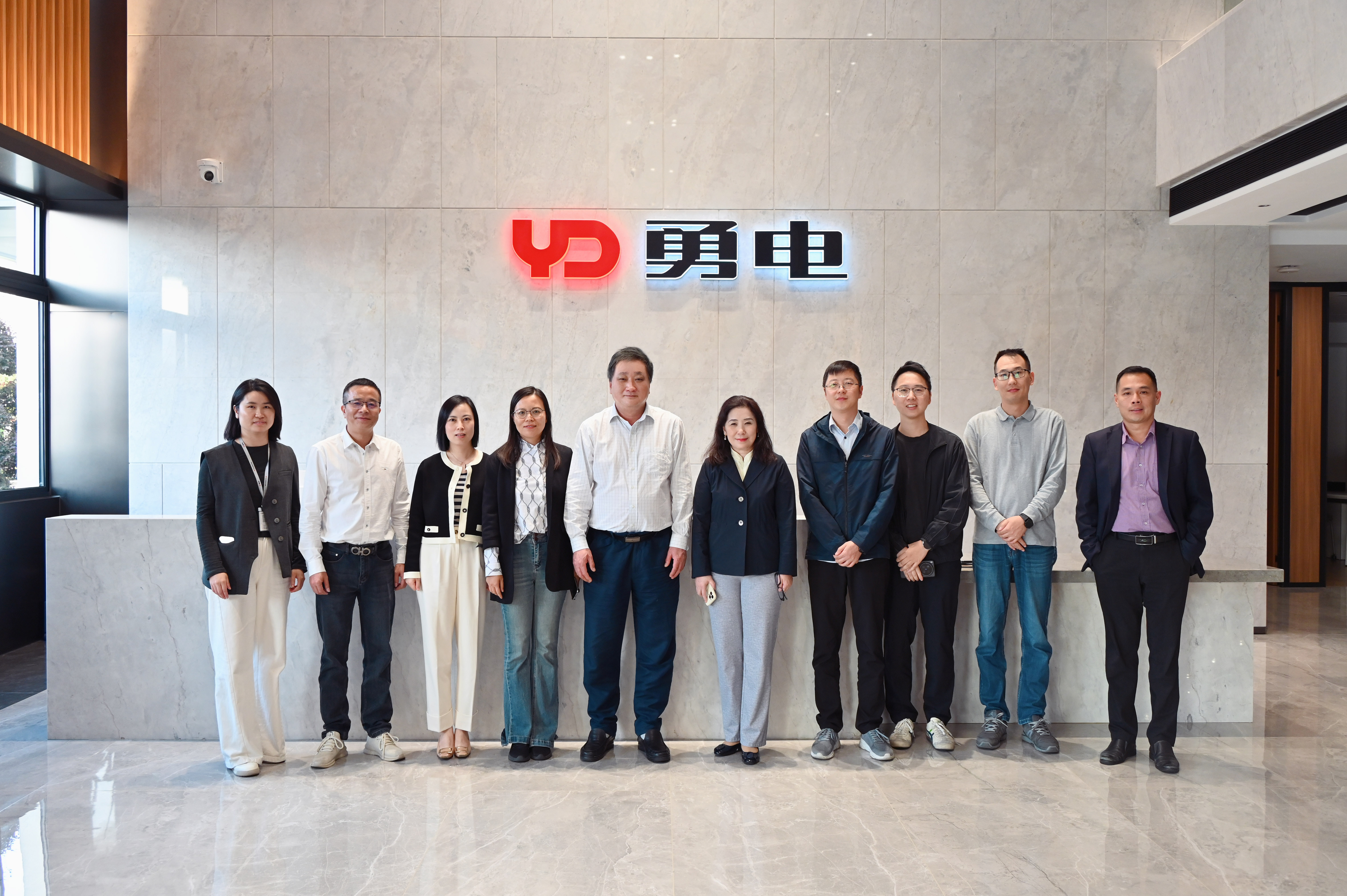 國際照明委員會（CIE）副主席、同濟(jì)大學(xué)教授郝洛西一行蒞臨勇電參觀指導(dǎo)